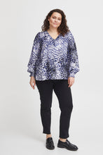 Load image into Gallery viewer, 2604- V Neck Blouse w/ Elasticated Cuff- Lavender- Fransa Plus